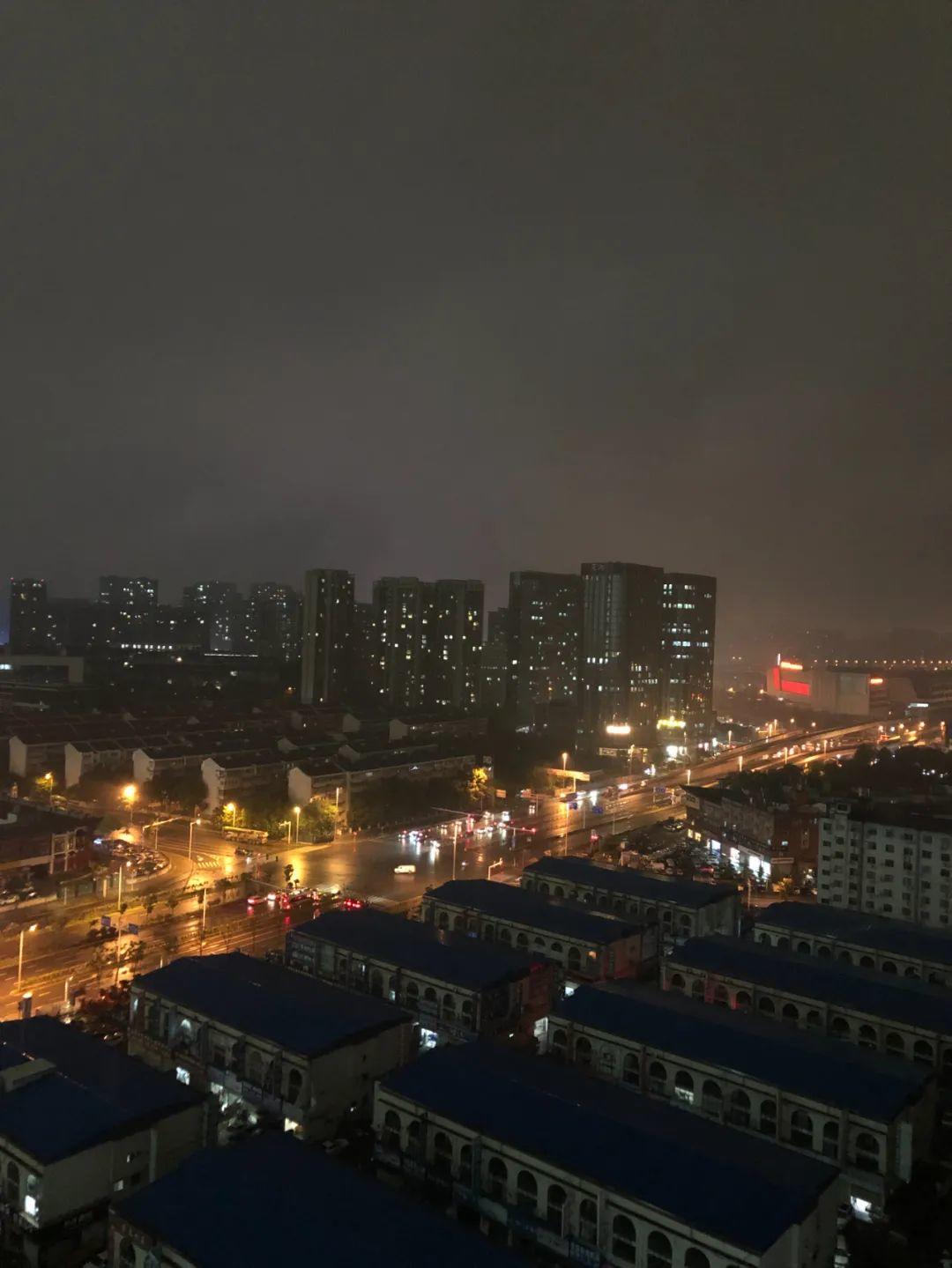 敢信吗这是中午12点多的长沙:天黑了,路灯全亮车灯全开