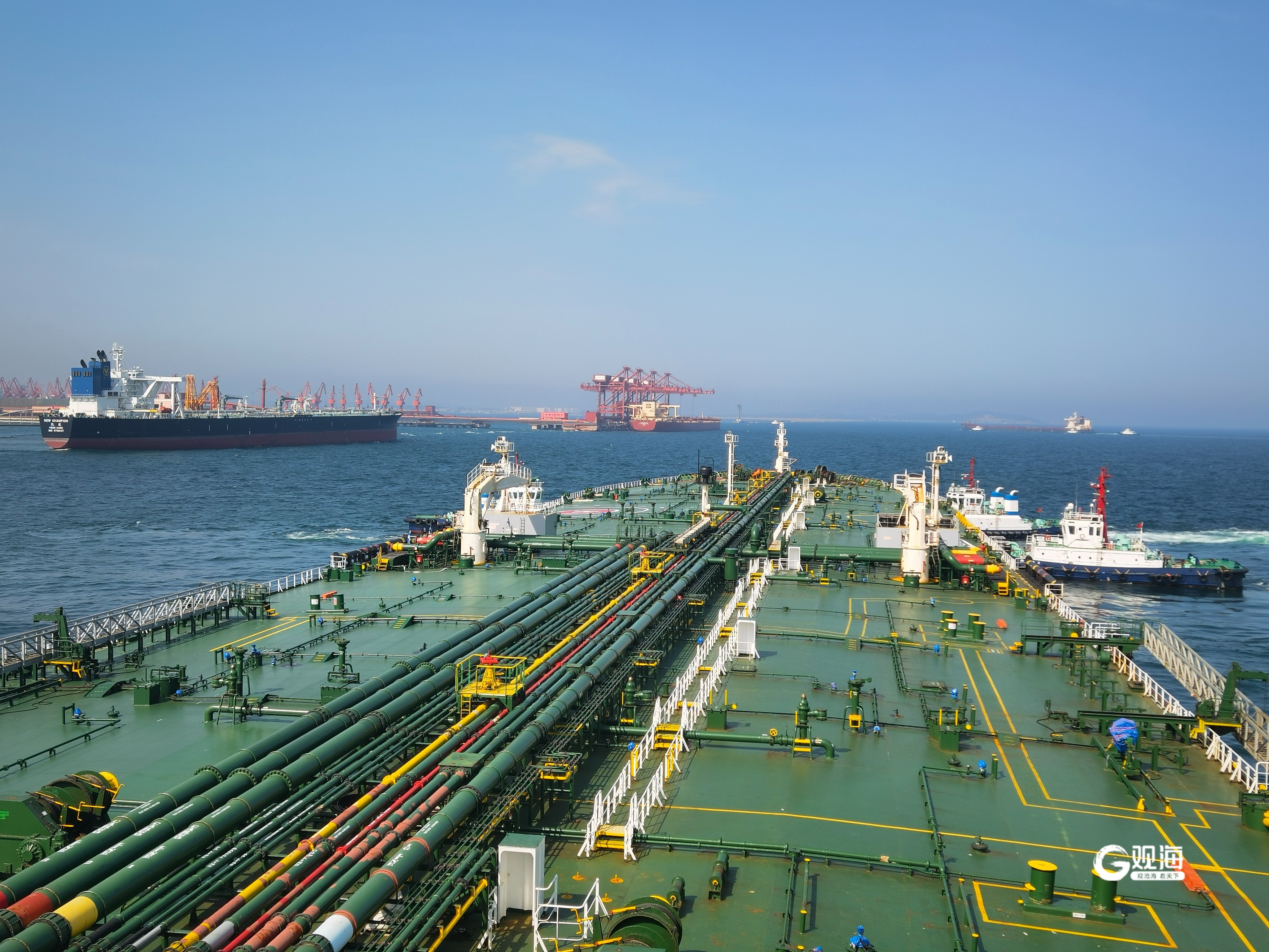 青岛引航站精准引航,四艘满载大船同日靠泊董家口港