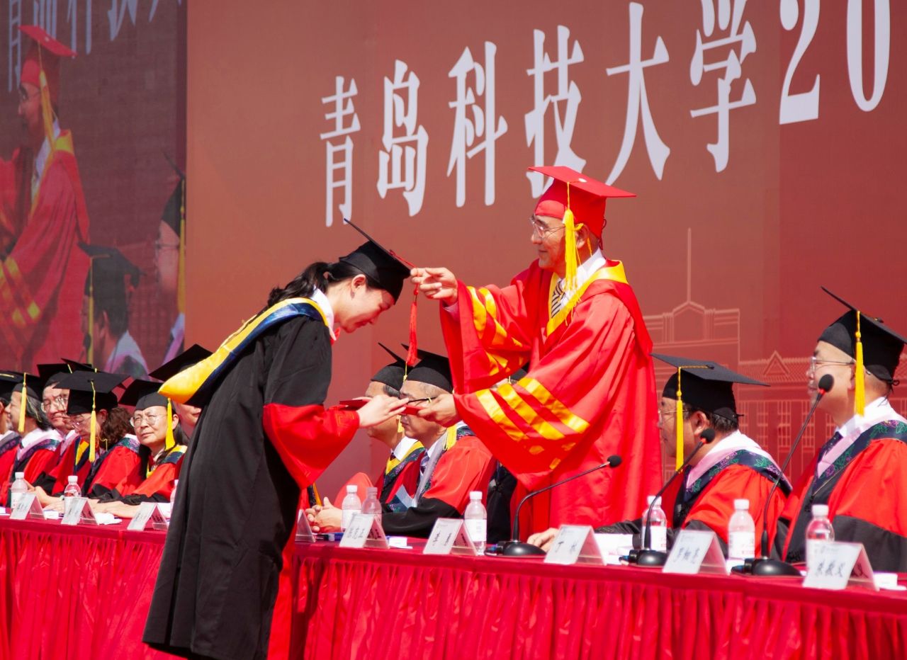 青岛科技大学校长陈克正向2024届毕业生表示热烈祝贺,向所有为毕业生