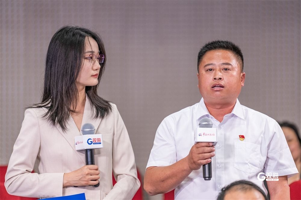 胶州市胶北街道小王戈庄村党支部书记李德信接受记者采访.