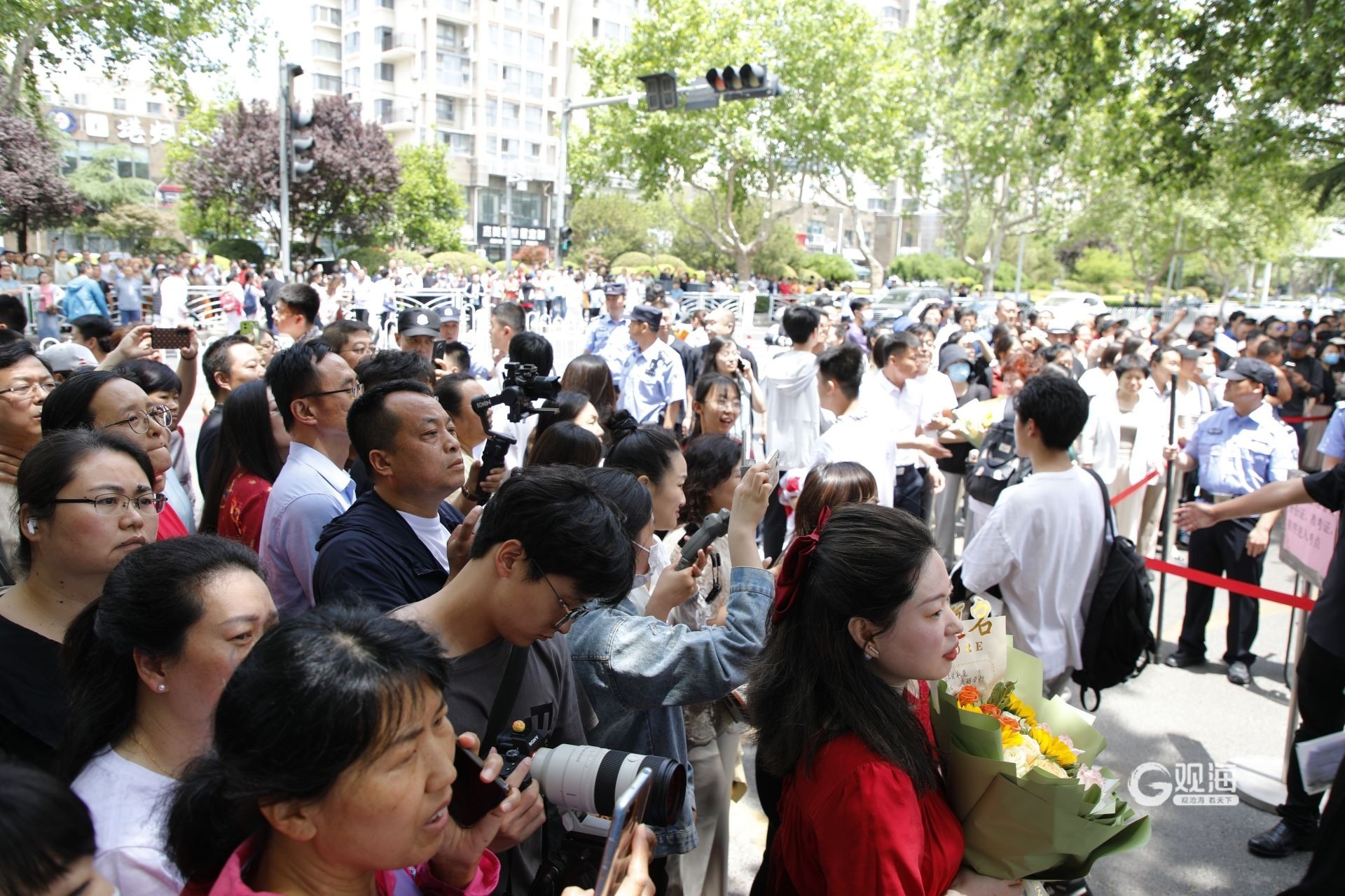 在高考現(xiàn)場(chǎng)，有一種愛(ài)，是家長(zhǎng)的等待