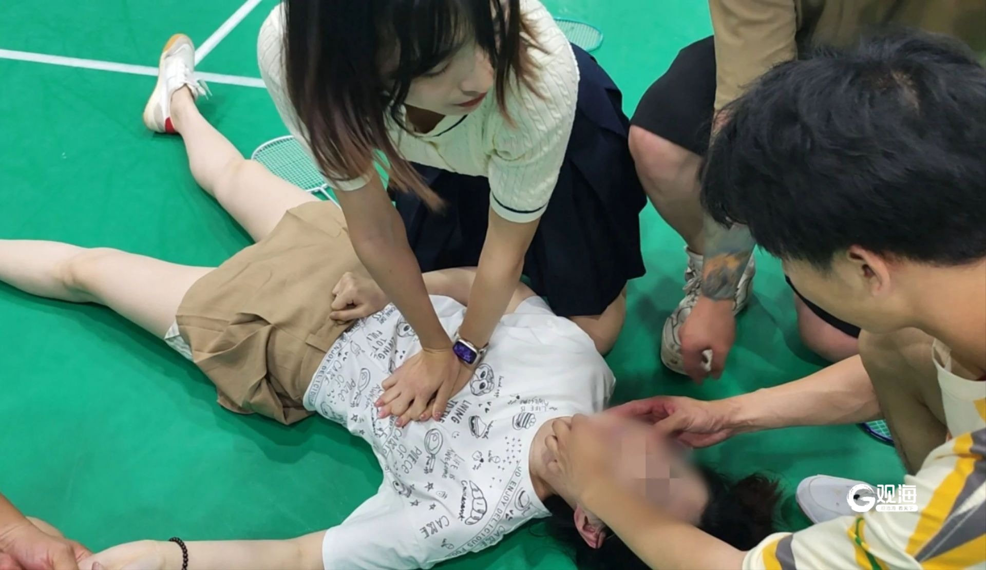 事发青岛,女子突然倒地抽搐,幸好有她