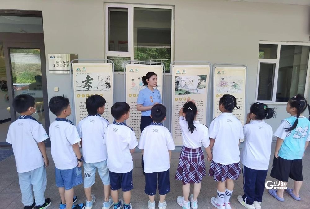 红领巾牵手夕阳红!青岛小学生走进养老院开展爱心敬老实践活动