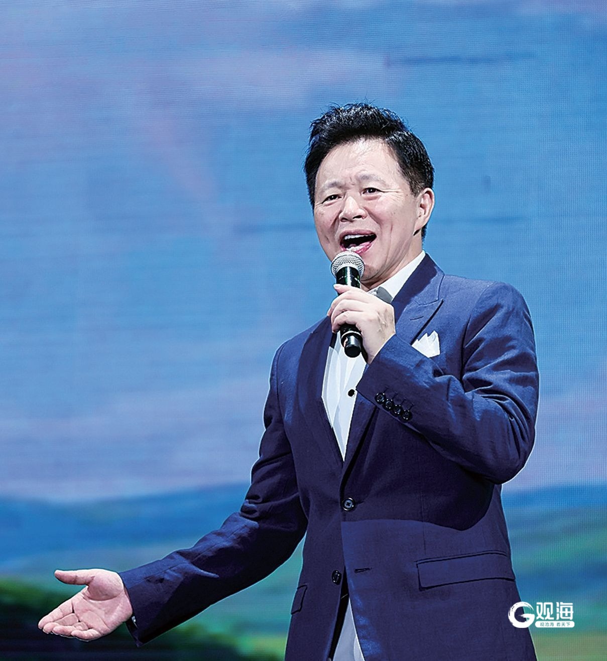 男高音歌唱家王宏伟现身青岛里院