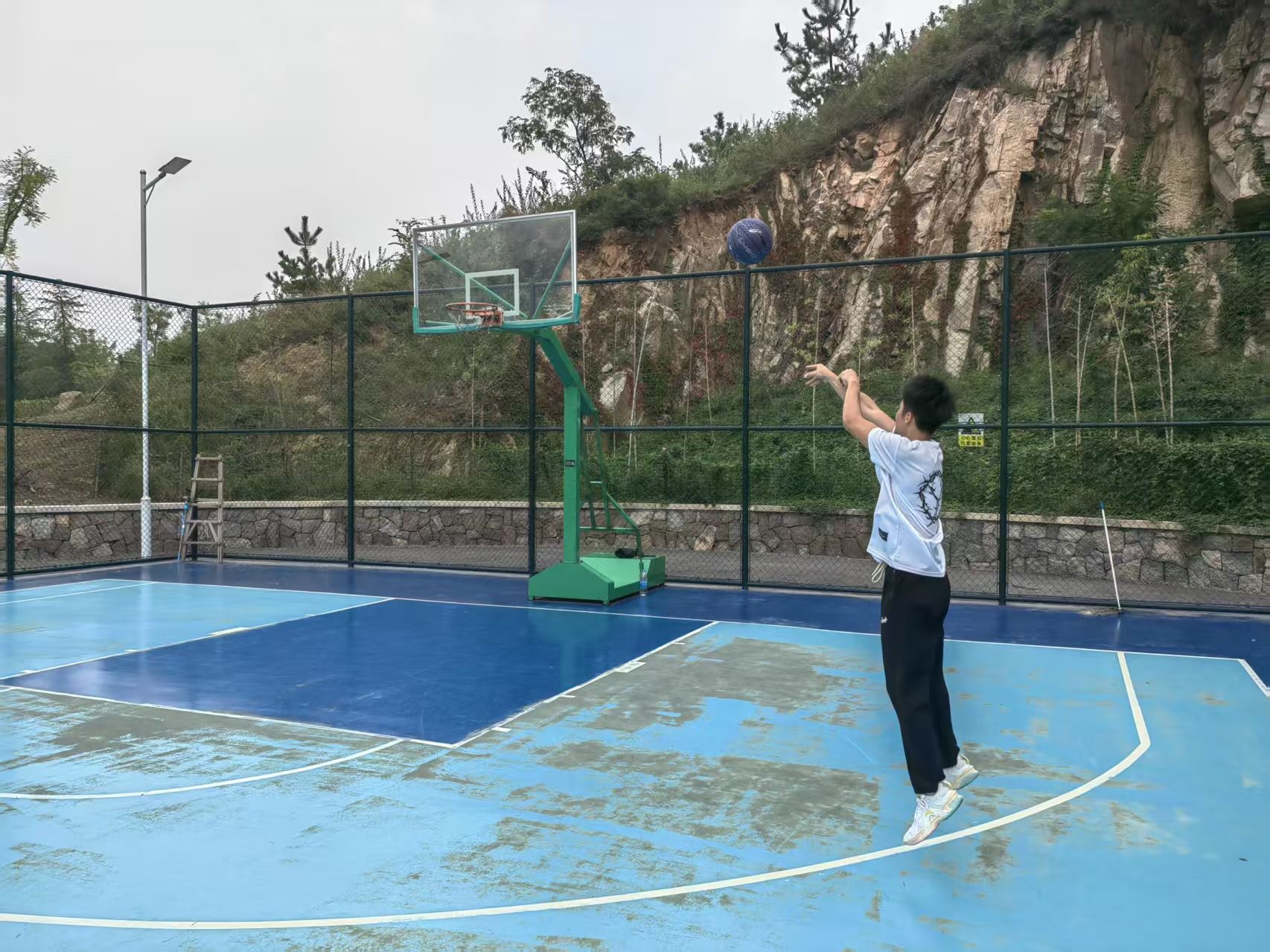 现场回访篮球架已修复 市民尽享打球乐趣(图2)