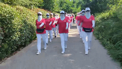 摘下口罩你最美 体育大咖领走健步行