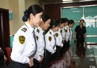 暑假没闲着 快看校车小姐姐们标准礼仪培训