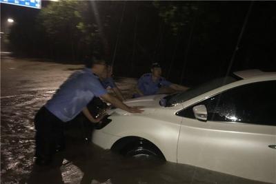 暴雨夜袭，西海岸各部门在行动