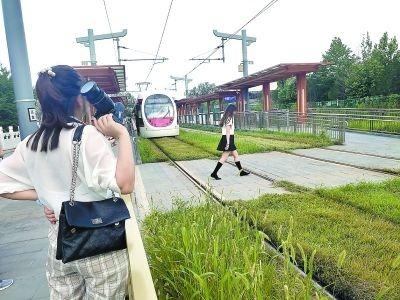 轨道上拍写真、公路上拍婚纱……危险拍摄成了新“时尚”？