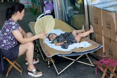 懂事的让人心疼 “菜场娃娃”们的暑假生活