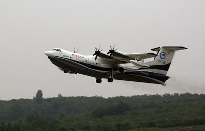 祝贺！水陆两栖飞机“鲲龙”AG600在青岛成功实现海上首飞