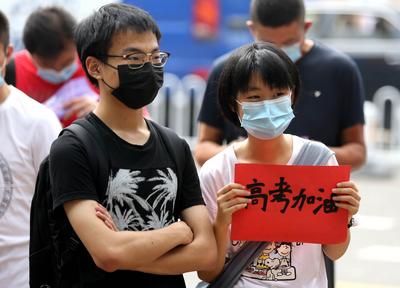 考场外 那些期盼的眼神