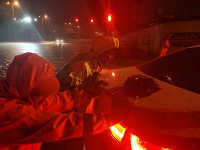 崂山交警深夜冒雨执勤 快速帮助熄火车辆