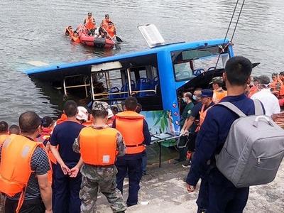 贵州安顺公交车坠湖已致21人死亡16人受伤