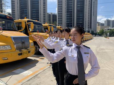 暑假没闲着 快看校车小姐姐们标准礼仪培训