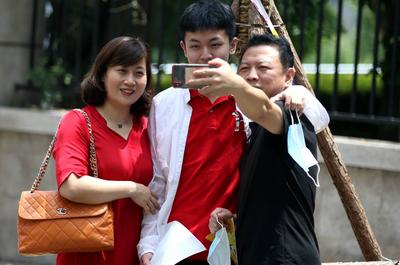 考场外 那些期盼的眼神