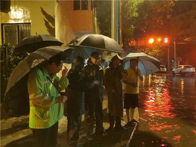 市南区积极应对暴雨天气 全力做好防汛工作