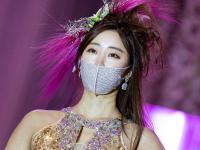 韩国首尔举行口罩时装秀