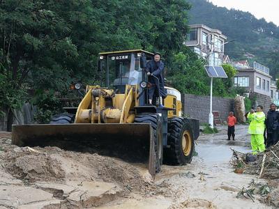 暴雨来袭 崂山区交通运输局全力抢险保畅通