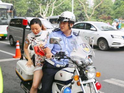 高考：“旗袍妈妈”没带手机无法出示健康证明 李沧交警全力相助