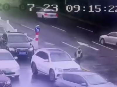 崂山交警冒雨执勤  女司机路口送上爱心伞