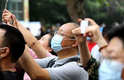 考场外 那些期盼的眼神