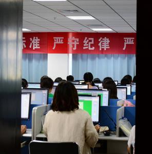 评卷员中中学教师占七成多，物理、化学、生物阅卷工作已经过半