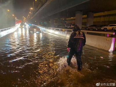 市北防汛在行动：风雨交加夜，一线有他们在守护！