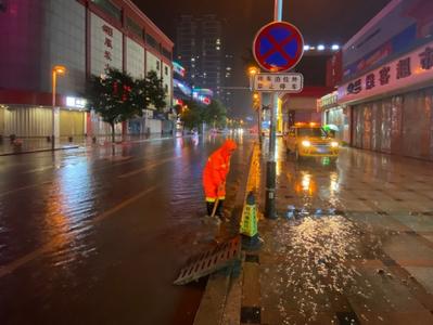 平度市：雨中坚守保安全