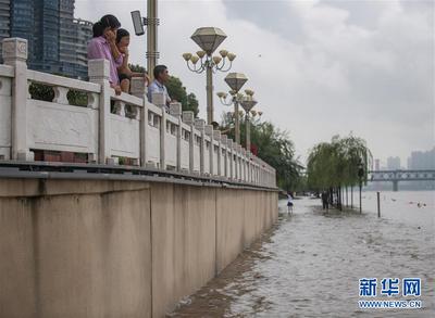 长江中下游干流控制站陆续突破警戒水位  