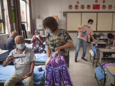 为人民生命安全撑起“安全伞”——湖北紧急转移安置受灾群众速写