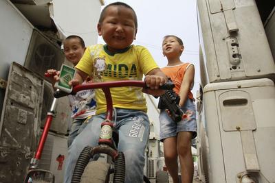 二手家电市场“熊孩子”的别样暑假