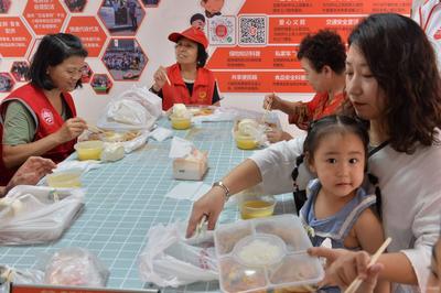 饭菜送上门 原来你是这样暖心的助老大食堂