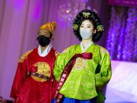 韩国首尔举行口罩时装秀