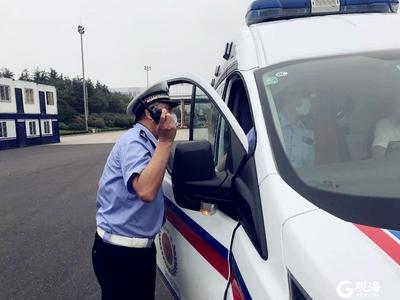 崂山交警开启“绿色通道”，迅速送病重老人就医