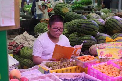 懂事的让人心疼 “菜场娃娃”们的暑假生活