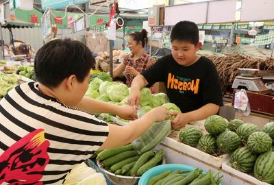 懂事的让人心疼 “菜场娃娃”们的暑假生活