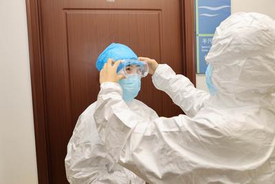 与疫情正面PK  医护人员你是我们心中的英雄