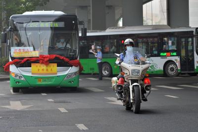 交警为高考专线车开道 护考21载从未间断