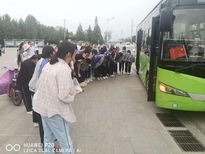 平度九中，这个鞠躬，不寻常！你护我一程，我念你一生！