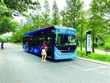 转弯、变道、进站、开门……“5G智能自动驾驶”公交车亮相，不需人来开