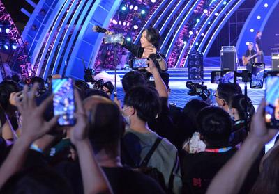 
《兄弟》《别来纠缠我》 黑豹乐队唱响金沙滩啤酒城