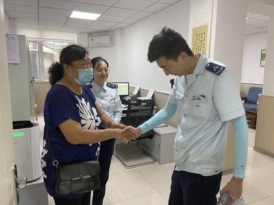 她给他一个口罩，他给她一把雨伞……青岛公交车上的这场爱心传递真暖！