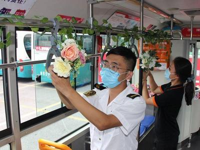 在花海中穿行是什么感觉？快来这辆“小清新”公交车体验吧！
