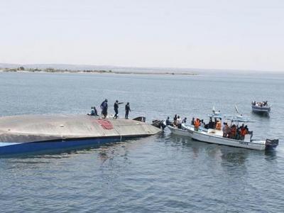 地中海一难民船只由于发动机突然爆炸沉没致45人死亡，包括5名儿童