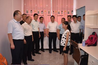 青科大第一书记工作组在农家娃的书房变了个魔术，让贫困与梦想“交换空间”  