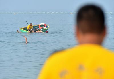 守护浴场13载，59岁救生员高温下坚守
