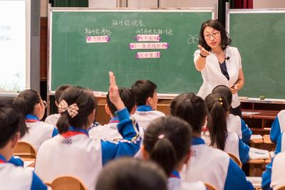 国务院常务会议：推进师范毕业生教师资格免试认定，促进师范毕业生从教就业