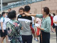 大手牵小手，这样的入学方式爱意满满