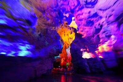 这溶洞，迂回婉转，腹中天地阔，浓缩贵州山水精华